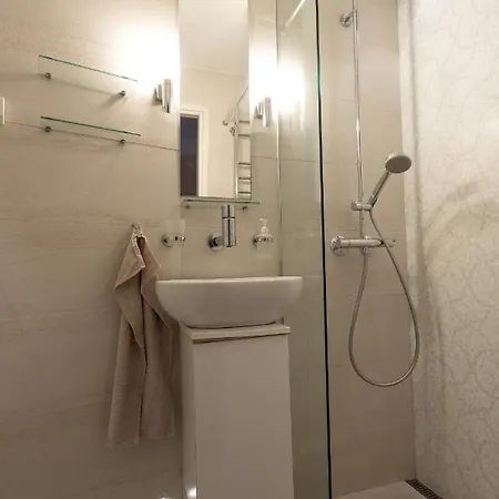 Idyllinen Valoisa Huoneisto Ullanlinnassa. Apartment