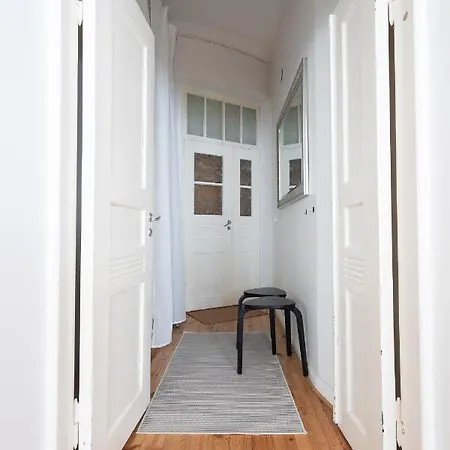Idyllinen Valoisa Huoneisto Ullanlinnassa. Apartment Helsinki