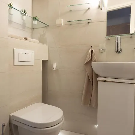 Idyllinen Valoisa Huoneisto Ullanlinnassa. *