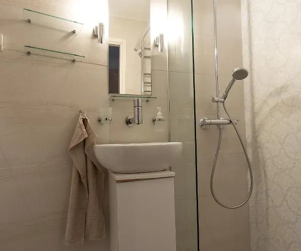 Idyllinen Valoisa Huoneisto Ullanlinnassa. Hotel