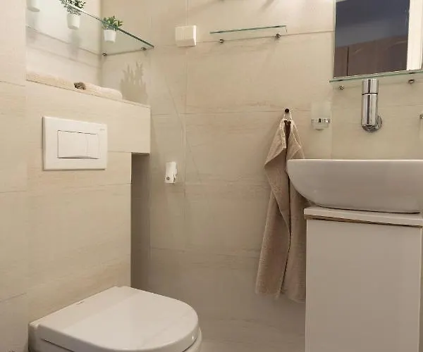 Idyllinen Valoisa Huoneisto Ullanlinnassa. *