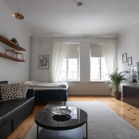 Hotel Idyllinen Valoisa Huoneisto Ullanlinnassa. *